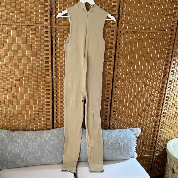 Beige Sleeveless Jumpsuit forever 21. - Picture 1 of 8